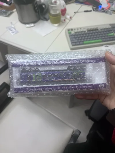 还没来得及拆包装，相比淘宝买要便宜一点，全新的成色也不担心有什么问题，主要还是便宜，哈哈哈。这下可以和另外两部车厢连接跑车了，有这三部车的藏友应该不多，好开心！