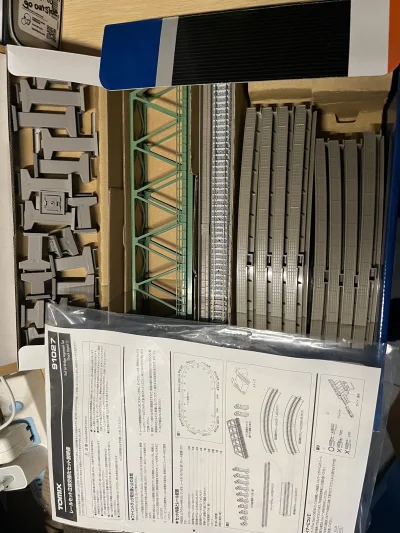 成色很新，挖煤姬用了个超级大的箱子里面全是泡沫，很安心的运送。里面的货物也额外包了气泡膜，火车轨道很新，没有缺件！很满意的购物体验