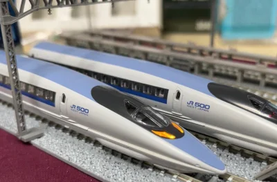 之前有一列n比例新干线车厢存在问题，想着在网上淘一些二手件修补下。奈何国内价格太高很不划算，但是在雅虎拍卖上好价收了套一模一样的套装，价格不贵而且成色也很好。