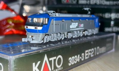 这次一下买到了两个n比例的电力机车，经典的eh500和ef210桃太郎号，车子配件齐全且成色很棒。包装搞了个大盒子送过来很严实，火车车库里又多了两个成员！