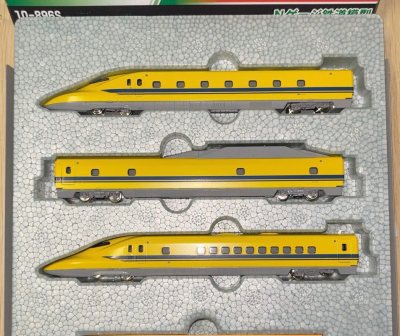 这次买到了稀有的923系黄医生动检车基本组，拍到的价格还算可以，但是成色非常棒，比全新的划算很多。商家和挖煤姬的包装简直天衣无缝太严实了包的，光拆开都费了半天时间哈哈，很满意的购物体验