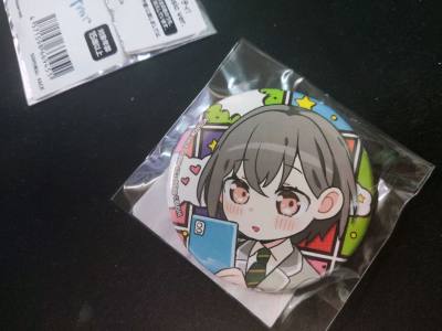 刚在挖煤姬挖到的mygo周边到货啦！?这次入手的金签闪闪发光，吧唧成色也超好，完全无损。包装很用心，整个海淘流程丝滑，坐等下次开挖！