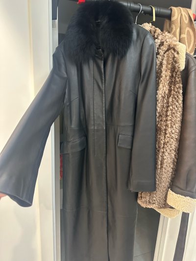 成色超级好的一件小皮夹克
毛毛也是超级柔软
入库拍照的功能真的很喜欢可以更细节的看到商品的样子
物流也很快