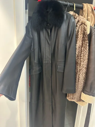 成色超级好的一件小皮夹克
毛毛也是超级柔软
入库拍照的功能真的很喜欢可以更细节的看到商品的样子
物流也很快