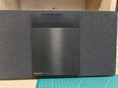 终于收到了在挖煤姬购入的漂洋过海而来的松下SC-HC420！这次海淘体验真的想好好记录一下。

首先必须夸夸它的颜值。作为一台音响和CD播放一体式的设备，它的设计真的太戳我了！简约的线条配上质感十足的面板，无论是放在床头柜还是书桌上，都是一个精致的存在。实物比网图还...终于收到了在挖煤姬购入的漂洋过海而来的松下SC-HC420！这次海淘体验真的想好好记录一下。

首先必须夸夸它的颜值。作为一台音响和CD播放一体式的设备，它的设计真的太戳我了！简约的线条配上质感十足的面板，无论是放在床头柜还是书桌上，都是