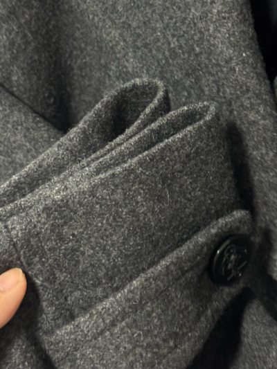 体验满分！购物商品照片清晰，砍价也方便！大衣到手包装严实，完全没有压痕，箱子也很结实！！物流速度比预想快，丝滑转运到货。想切大衣的有福啦，穿上更安心～