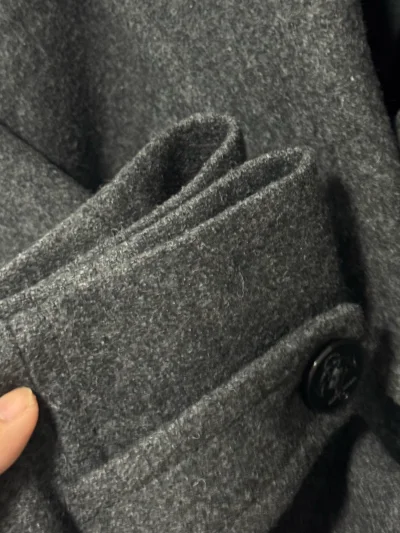 体验满分！购物商品照片清晰，砍价也方便！大衣到手包装严实，完全没有压痕，箱子也很结实！！物流速度比预想快，丝滑转运到货。想切大衣的有福啦，穿上更安心～