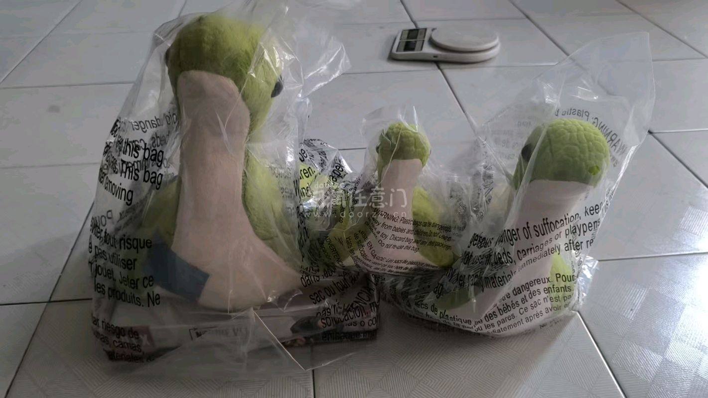 在挖煤姬买的iPad正版小水怪它这个背后有二维码扫一下是可以显示网站的，是正版太喜欢了，三个小水怪放在一起也特别的萌，交了税也比在大陆购买便宜100多，全新的太贵了，能买到那么便宜的小水怪特别开心，然后运费一共花了40多。竹蜻蜓专线很便宜的非常推荐


