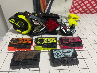 到货了一套假面骑士01腰带，虽然是无盒的但是价格很划算，还有几盒假面骑士艾克赛德的卡带，成色都非常的棒，这次依旧是竹蜻蜓物流，速度非常的快，打包的也非常的完美！