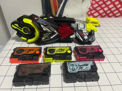 到货了一套假面骑士01腰带，虽然是无盒的但是价格很划算，还有几盒假面骑士艾克赛德的卡带，成色都非常的棒，这次依旧是竹蜻蜓物流，速度非常的快，打包的也非常的完美！