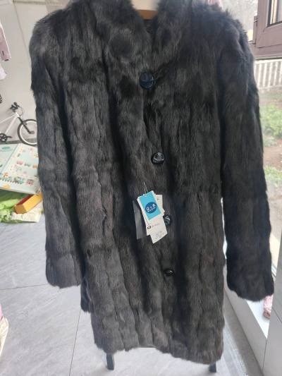 这次挖到了件带吊牌的保存品，松鼠皮草，又轻又软，超级喜欢，价格不错，真的是挖到停不下来了，剁手！剁手！