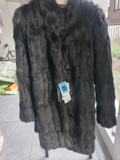 这次挖到了件带吊牌的保存品，松鼠皮草，又轻又软，超级喜欢，价格不错，真的是挖到停不下来了，剁手！剁手！