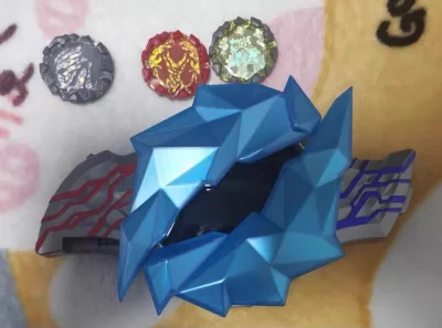 包装给力无破损。布莱泽手镯纪念收藏版，在遥远的银河中通过虫洞来到地球的奥特曼，与弦人队长相遇后赋予其布莱泽手镯。