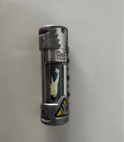 贴纸完整无掉漆，图案清晰
兽电池，强龙者变身所使用的道具，搭配龙咬左轮进行变身和释放必杀技，蕴含着远古时代手电龙的力量