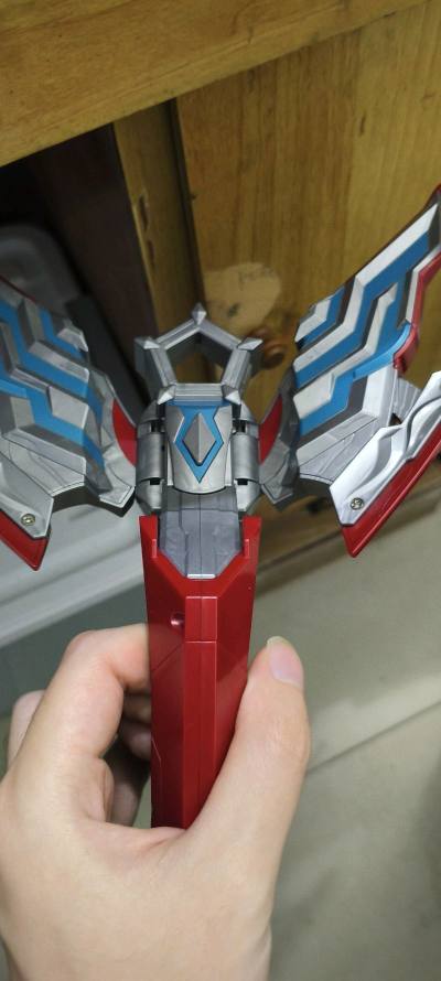 走的竹蜻蜓，很快到了，有一说一，这玩具是近三年做的能眼前一亮的玩具，有偷胶但不多基本都是在展翼那块，唯二的缺点就是声光和螺丝孔多，声光问题万代官方应该不会真就布莱泽吃瘪一次就砍了声光吧，买了个收纳装星石，挺好看的


