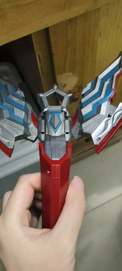 走的竹蜻蜓，很快到了，有一说一，这玩具是近三年做的能眼前一亮的玩具，有偷胶但不多基本都是在展翼那块，唯二的缺点就是声光和螺丝孔多，声光问题万代官方应该不会真就布莱泽吃瘪一次就砍了声光吧，买了个收纳装星石，挺好看的


