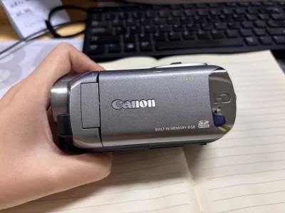 成色很不错，屏幕显示正常，按键灵敏，镜头干净，闪光灯没问题，功能都正常
摄像机包20倍光学变焦，支持AVCHD格式拍摄，出片效果不错，拍出来很有氛围感。
另外竹蜻蜓发货好快 喜欢?