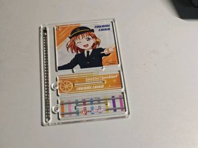 也算是购入了JR东海和Aqours 联动的这款立牌
整体虽然小一点，但是提供了两种不同的底座，也可以用附赠的猪腰扣挂在包上
整体也没有太多的划痕，品相十分nice