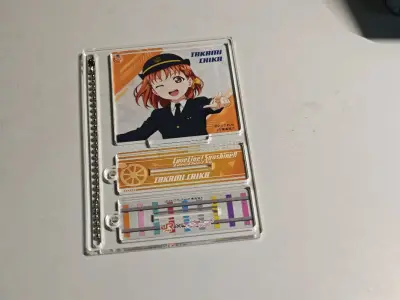 也算是购入了JR东海和Aqours 联动的这款立牌
整体虽然小一点，但是提供了两种不同的底座，也可以用附赠的猪腰扣挂在包上
整体也没有太多的划痕，品相十分nice