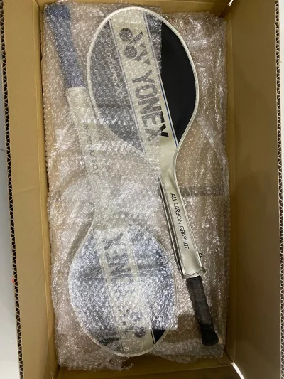 球拍做工精细，手感很轻，挥拍流畅不费力。材质扎实，击球反馈清晰，稳定性很好。握把舒适，长时间打球也不累，性价比很高，非常满意！ 





