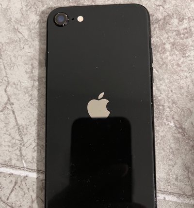 一款发布于2020年的苹果手机，采用与11pro同款处理器，保留了8代的外观，可以轻松做到单手操作，性能上比se1强悍不少