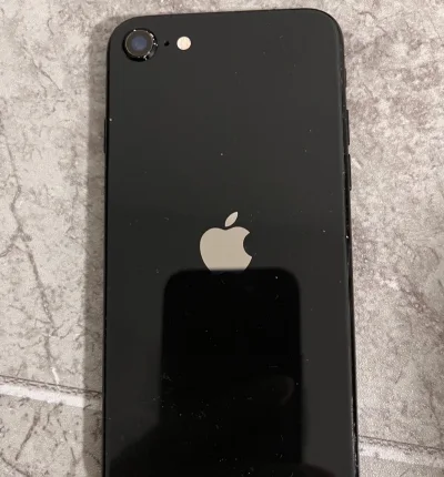 一款发布于2020年的苹果手机，采用与11pro同款处理器，保留了8代的外观，可以轻松做到单手操作，性能上比se1强悍不少