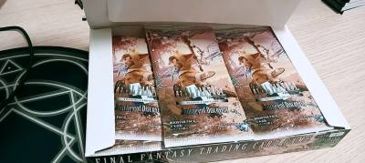 第二次使用挖煤姬啦！因为国内买不到想要的纸片干脆抱了一盒。发回来的时候正逢春节假期，本以为会慢很多，没想到走竹蜻蜓专线也很快捷！不到十天就美美到手了。包装也是一如既往地严实，拆了半天才露出庐山真面目。纸片也没什么损伤。下一次还用挖煤姬海淘！