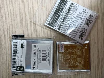 第一次使用挖煤姬，新人优惠力度很大，火速购入了心仪的谷子，还好价捡漏到了很喜欢的纸片！一开始担心纸片类和吧唧类一起运会不会有损伤，没想到包装不大但是相当结实，谷子都完好无损整齐码放，拿到手看着就很开心。