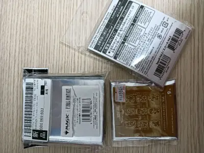 第一次使用挖煤姬，新人优惠力度很大，火速购入了心仪的谷子，还好价捡漏到了很喜欢的纸片！一开始担心纸片类和吧唧类一起运会不会有损伤，没想到包装不大但是相当结实，谷子都完好无损整齐码放，拿到手看着就很开心。