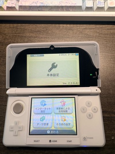 挖煤姬挖到宝了！淘到一台成色超赞的白色3ds，尘封十年居然还能完美启动。看到屏幕亮起的时候，真的超感动。按键回弹依然清脆，游戏依然有趣！我的青春又回来啦～
这次我选择的是 ems 路线，运输很快哦。
#挖煤姬 #任天堂 #3ds