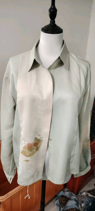 因为有特别喜欢的颜色和纹路，所以跑来从源头一件一件拍喜欢的料子~因为是淘的便宜的一直走的海运~速度还是比较快的~非常满意~部分已经成衣啦~