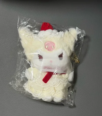 心心念念的娃娃终于收到啦！虽然是从海外发货，但物流速度比想象中快很多，而且包装得非常严实，娃娃完好无损，甚至还带着防尘袋，真的很用心。卖家服务态度也超好，沟通顺畅。抱着软乎乎的娃娃，感觉所有等待都值得了，还会回购！