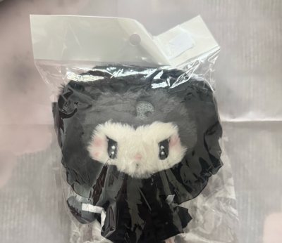 虽然是国际物流，但这次速度真的惊喜！从下单到收货不到两周，而且每一步都能在软件上查到物流轨迹，非常安心。卖家发货也很快，包装得很仔细，娃娃完好无损地到了我手上。抱着新入手的宝贝，幸福感满满，下次需要代购还会选挖煤姬！