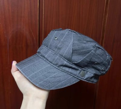 海淘的这顶DIESEL黑条纹帽子太绝了！卖家标注的成色很准，几乎没有明显使用痕迹，完全是宝藏古着！面料的做旧纹理很有年代感，经典的条纹设计复古又百搭。挖煤姬的转运速度超出预期，包装严实，帽子收到时形状完好，没有任何压痕。作为经典的街头品牌，能以这个价格收到品相这么好...海淘的这顶DIESEL黑条纹帽子太绝了！卖家标注的成色很准，几乎没有明显使用痕迹，完全是宝藏古着！面料的做旧纹理很有年代感，经典的条纹设计复古又百搭。挖煤姬的转运速度超出预期，包装严实，帽子收到时形状完好，没有任何压痕。作为经典的街头品牌