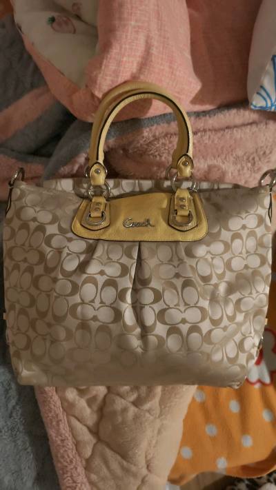 这次日淘Coach真的给了我超大惊喜? 从下单到收货全程都很顺利✅ 开箱那一刻直接被惊艳到，完全超出了我的预期！✨

一直很喜欢Coach的款式，这次特意选了经典款，没想到实物比图片还要好看，成色更是好到离谱? 整体干净整洁，几乎没有使用痕迹，拿到手就像全新一样，细...这次日淘Coach真的给了我超大惊喜? 从下单到收货全程都很顺利✅ 开箱那一刻直接被惊艳到，完全超出了我的预期！✨

一直很喜欢Coach的款式，这次特意选了经典款，没想到实物比图片还要好看，成色更是好到离谱? 整体干净整洁，几乎没有使用