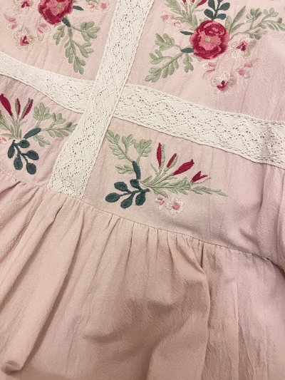 很多次海淘啦～代购非常的方便，而且物流也很快。这次也淘非常森森的衣服，最喜欢衣服的大片刺绣，最特别的是两边有口袋，非常的喜欢?