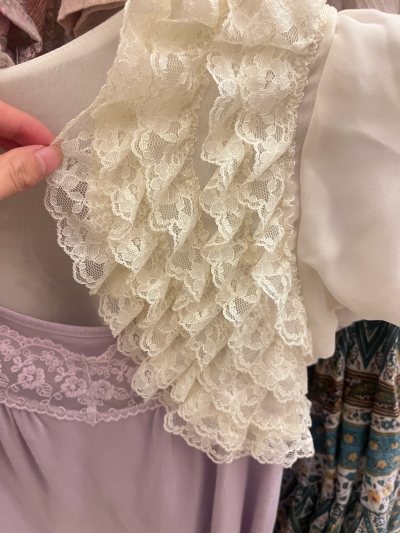 淘了一件千金风的小外套，蕾丝特别的精致，很美！颜色很百搭！而且购物方式非常的方便，物流也非常的快很有保障，超给力！