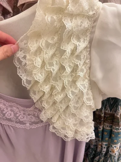 淘了一件千金风的小外套，蕾丝特别的精致，很美！颜色很百搭！而且购物方式非常的方便，物流也非常的快很有保障，超给力！