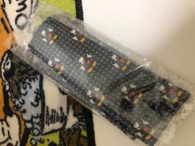 这次淘到了两天非常稀有的米奇领带，成色还是十分貌美的！以及买到了一副米奇的铁皮画，感觉放在房间做装饰会很美～物流依旧给力！