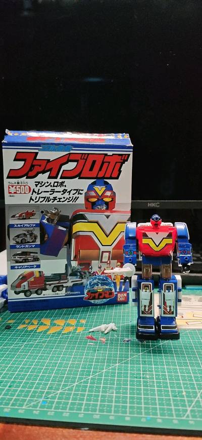 有幸收到了超级战队中地球战队金属合金系列食玩的地球机器人，成色非常的不错，造型也很好，还可以与二号机进行合体相当不错的一款东西