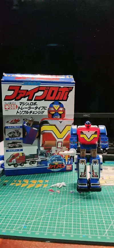 有幸收到了超级战队中地球战队金属合金系列食玩的地球机器人，成色非常的不错，造型也很好，还可以与二号机进行合体相当不错的一款东西