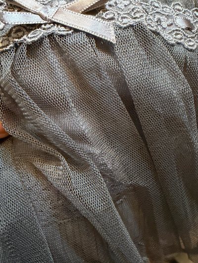 这条灰色蕾丝束腰真的很戳我！网纱轻盈又有光泽，精致的刺绣花边和缎带扣眼细节满满，质感高级。搭配黑色下装，复古又优雅，穿上身瞬间氛围感拉满，是近期最满意的一件单品。