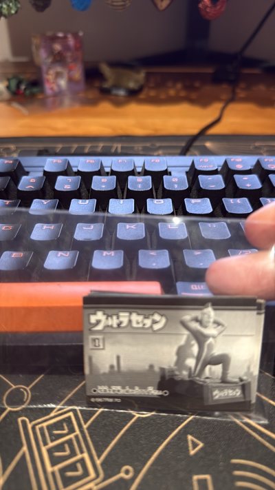 第一百四十四单是奥特怪兽名鉴，这次是带隐藏的红字篇，虽然已拆，但是成色不错，还有小本子。以及一套赛文的小本子。不错。