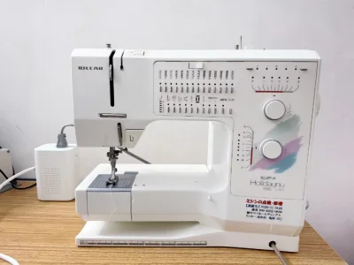 这台缝纫机非常重而且容易出现运损，所以联系客服进行了特殊加固，加固得非常好，到手外壳是完好无损的。
测试功能正常，吃厚吃薄都很优秀，按键灵敏，配件压脚齐全，是一台很好的入门机。