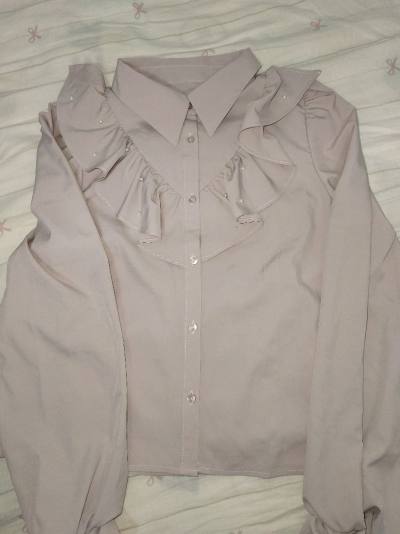 这次挖到的宝贝也太绝了！细节精致到让人尖叫！?
 
- 粉色荷叶边衬衫：温柔的豆沙粉，胸前的荷叶边点缀着珍珠，甜美又不失优雅，面料顺滑，上身超显气质。
- 白色蕾丝露肩上衣：精致的蕾丝领口，搭配闪亮的水钻纽扣，露肩设计又甜又欲，自带氛围感。
- 浅紫蕾丝衬衫：温柔的...这次挖到的宝贝也太绝了！细节精致到让人尖叫！?
 
- 粉色荷叶边衬衫：温柔的豆沙粉，胸前的荷叶边点缀着珍珠，甜美又不失优雅，面料顺滑，上身超显气质。
- 白色蕾丝露肩上衣：精致的蕾丝领口，搭配闪亮的水钻纽扣，露肩设计又甜又欲，自带氛围感