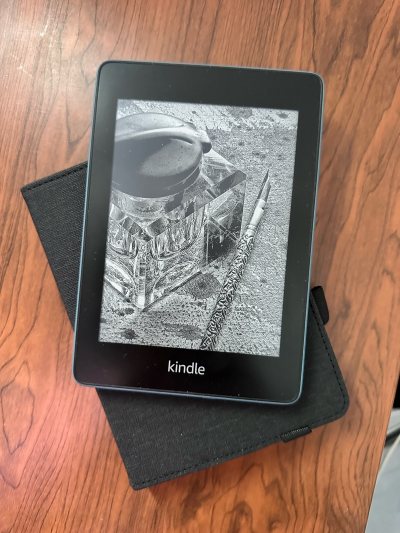 三月入手了Kindle，真的太香了！水墨屏看着就像纸书，眼睛一点不难受。机身又轻又薄，揣包里通勤路上随时能掏出来读两页，充一次电用好久，幸福感直接拉满！