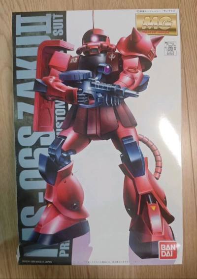 MG 扎古电镀限定版，属于古早期的电镀品，整体还是使用了扎古1.0的骨架，但是配色用了电镀色外甲，整体感觉比原色更好看，是男人就应该开独眼