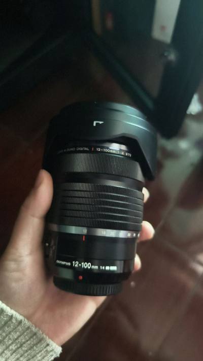 奥林巴斯（现 OM SYSTEM）12-100mm f/4.0 IS PRO 是 M43 系统里极具代表性的“一镜走天下”镜头，等效全画幅 24-200mm，以恒定 F4 光圈、超强防抖和优秀画质著称 。