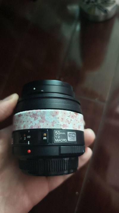 奥林巴斯ZUIKO DIGITAL ED 50mm f/2.0 Macro，这是一支为4/3系统（非M43微单）设计的中长焦微距定焦镜头，等效全画幅100mm，主打F2大光圈和1:2（0.5倍）原生微距能力。