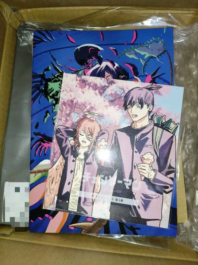 电锯人蕾塞篇的入场特典都超级好看！切了一本小册子和一个色卡！硬纸板包装很安心！里面泡沫纸也塞的超级多！小册子内容都很好看，有好多插画！